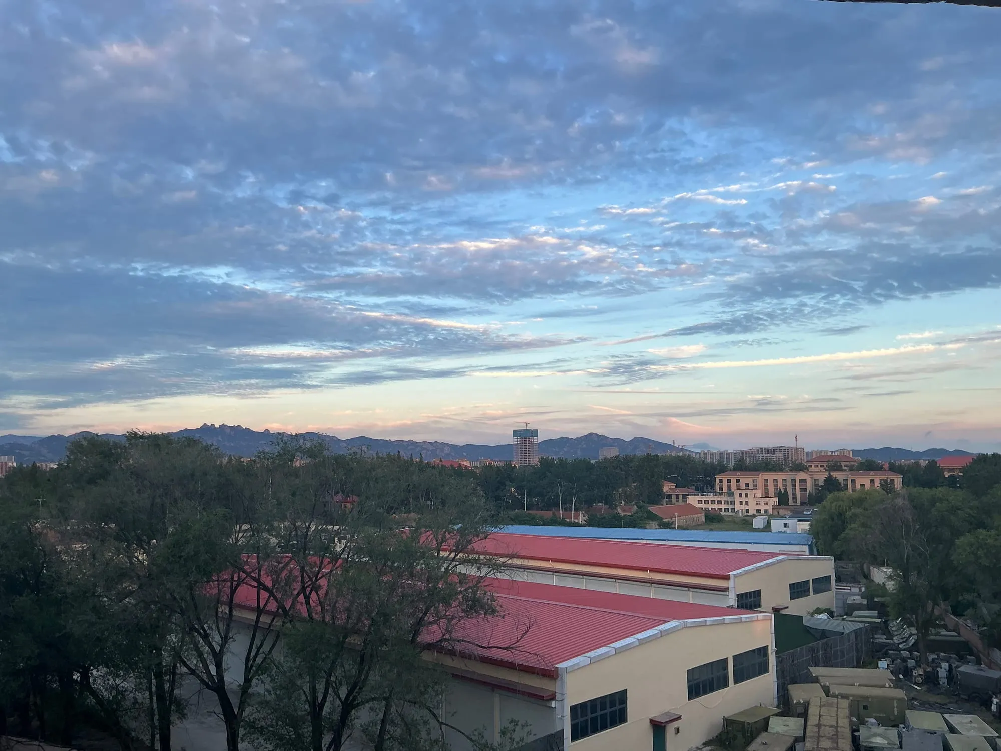 在泰安，山脚下的那些傍晚