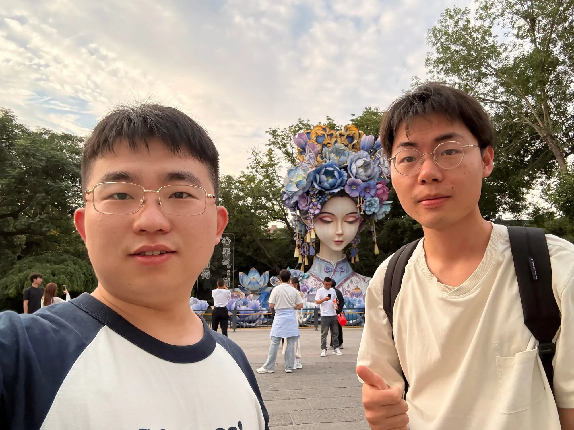进园门口的合影，身后是那座花艺雕塑