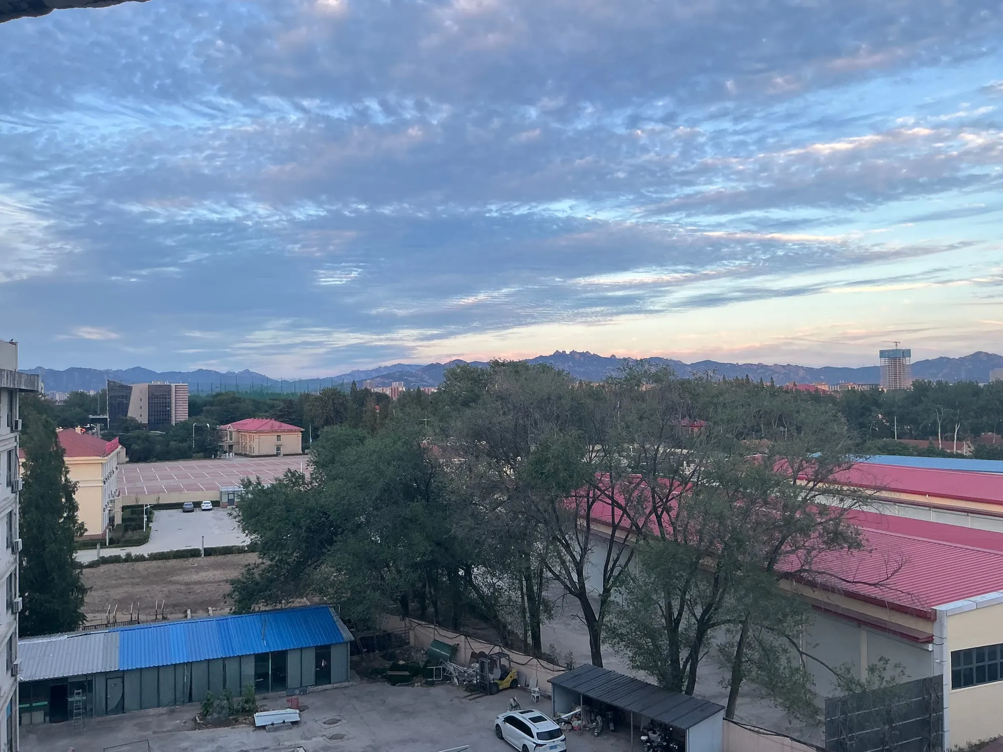 同一片屋顶，云在山那头堆着