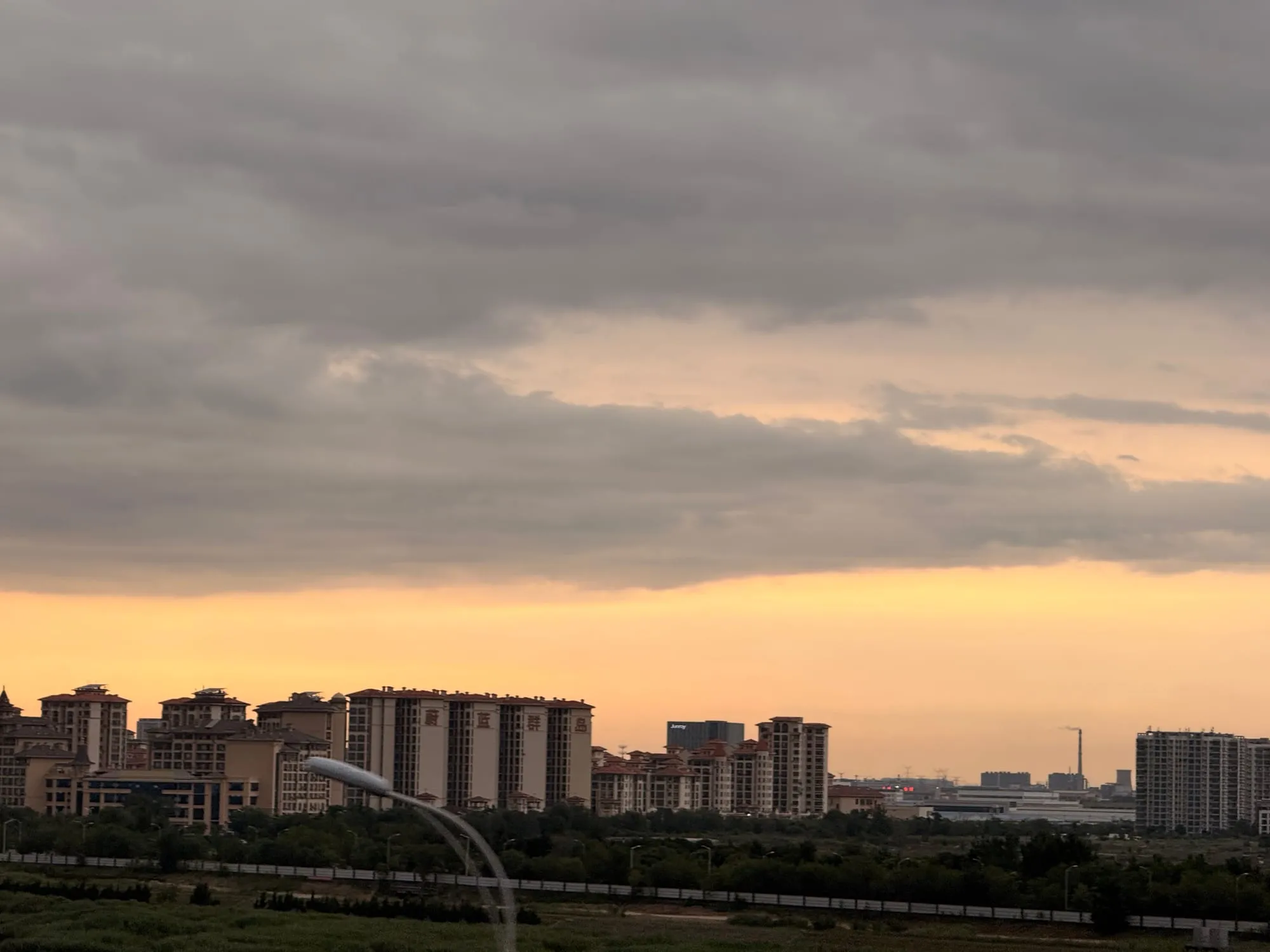城市那头的日落
