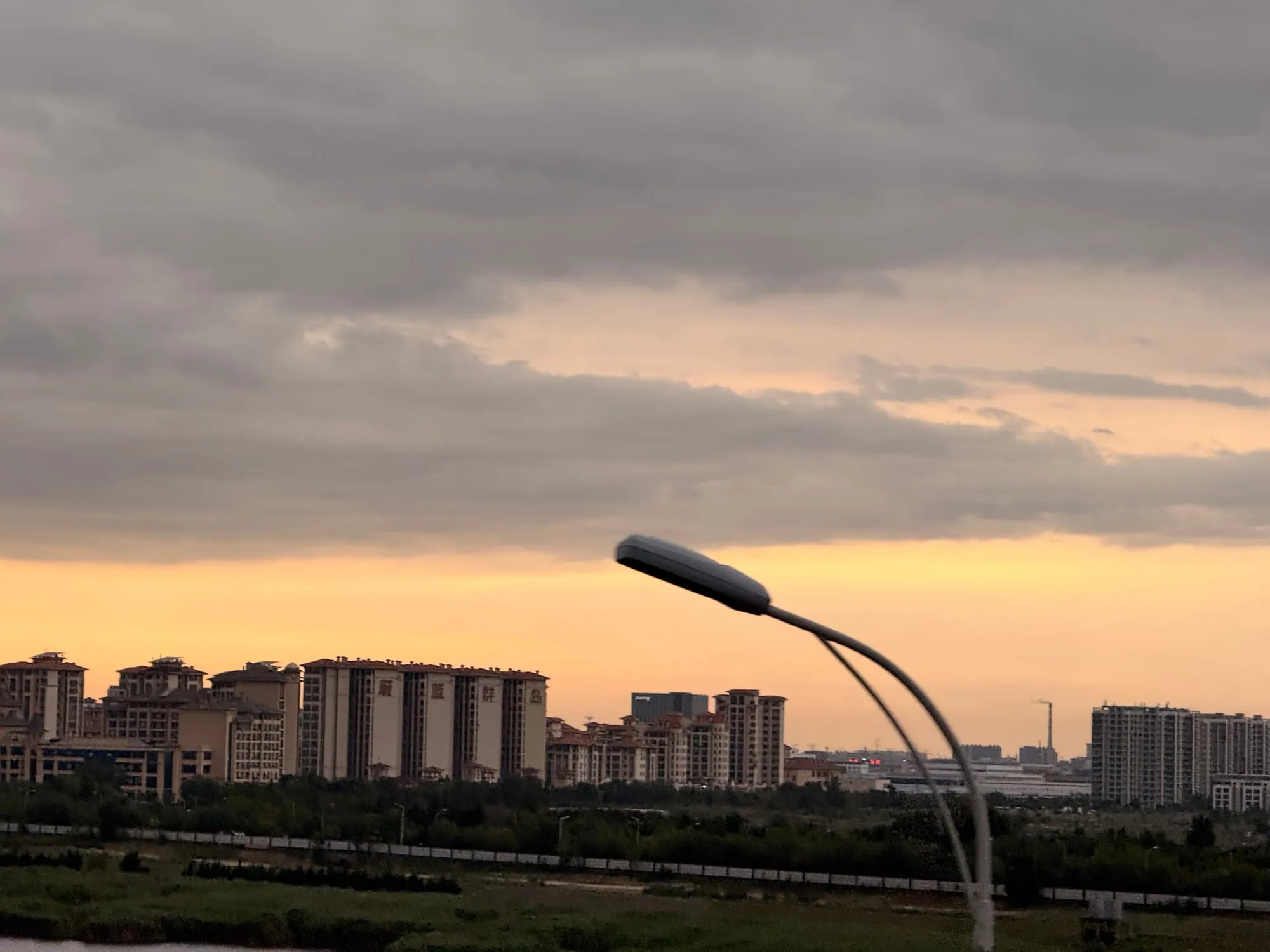 路灯亮起来的时候