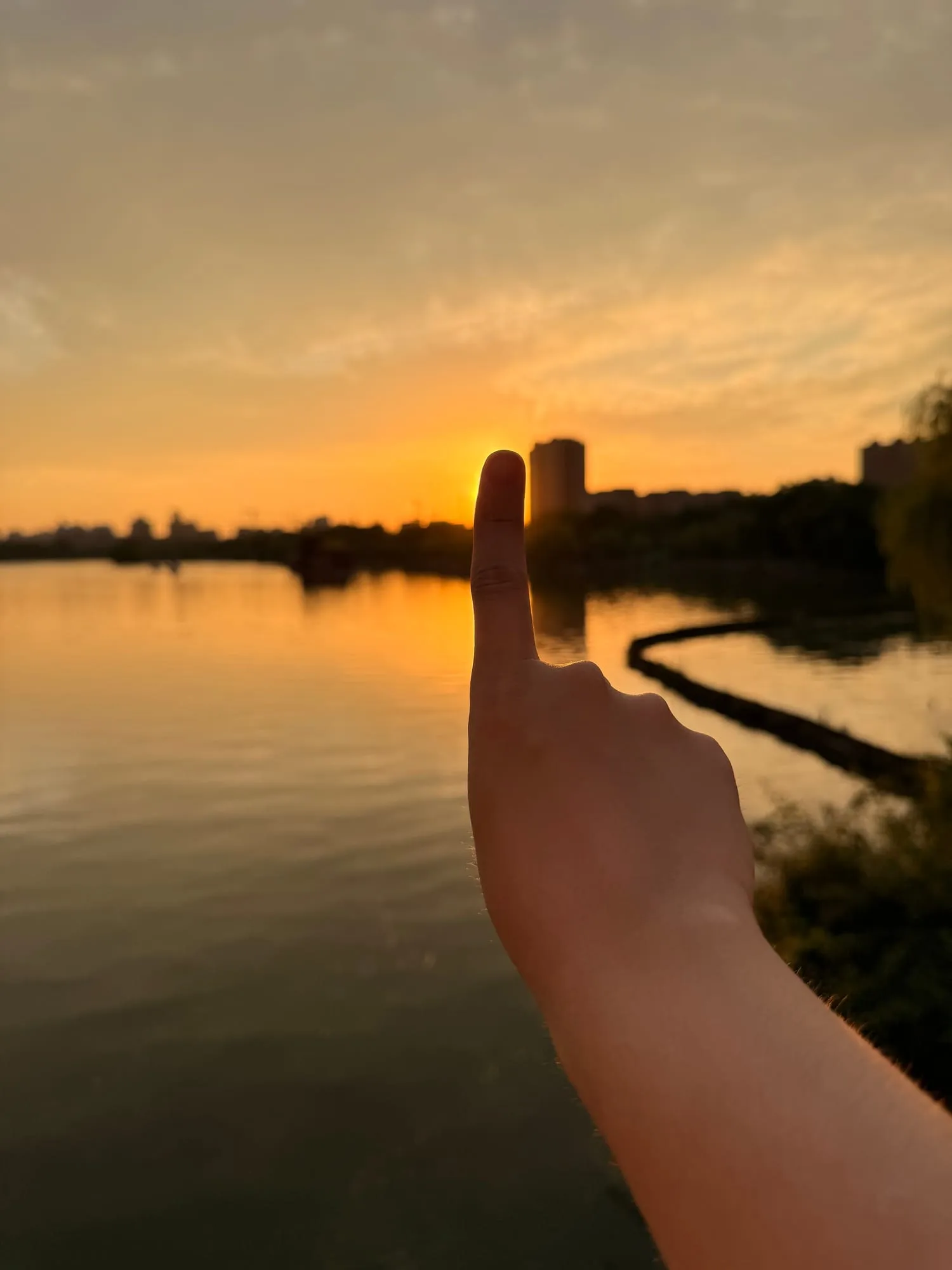 夕阳铺在湖面上